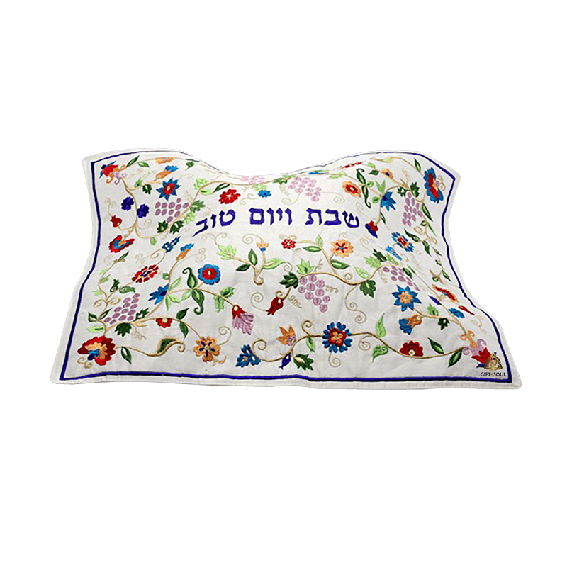  חלה לבן מקושט בענבים עם הכיתוב בכחול שבת שלוםEMCMGZZ28A