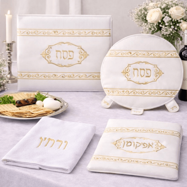 סט לפסח מהודר דמוי עור לבן מוזהב דגם מרום המכיל כיסוי פסח אפיקומן כרית ומגבת LL306169A
