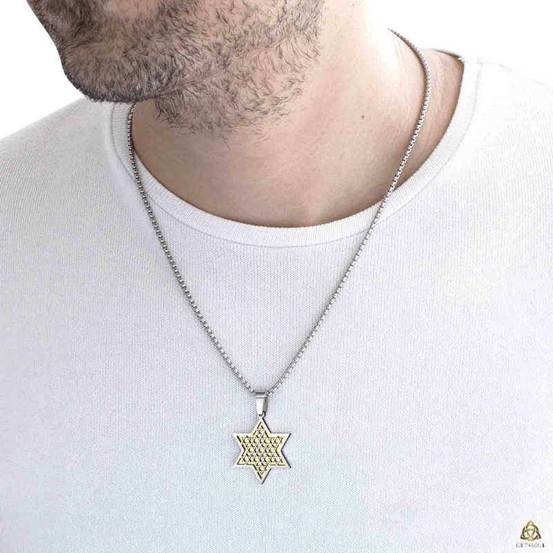 שרשרת מגן דוד זהב תמונה על הצוואר