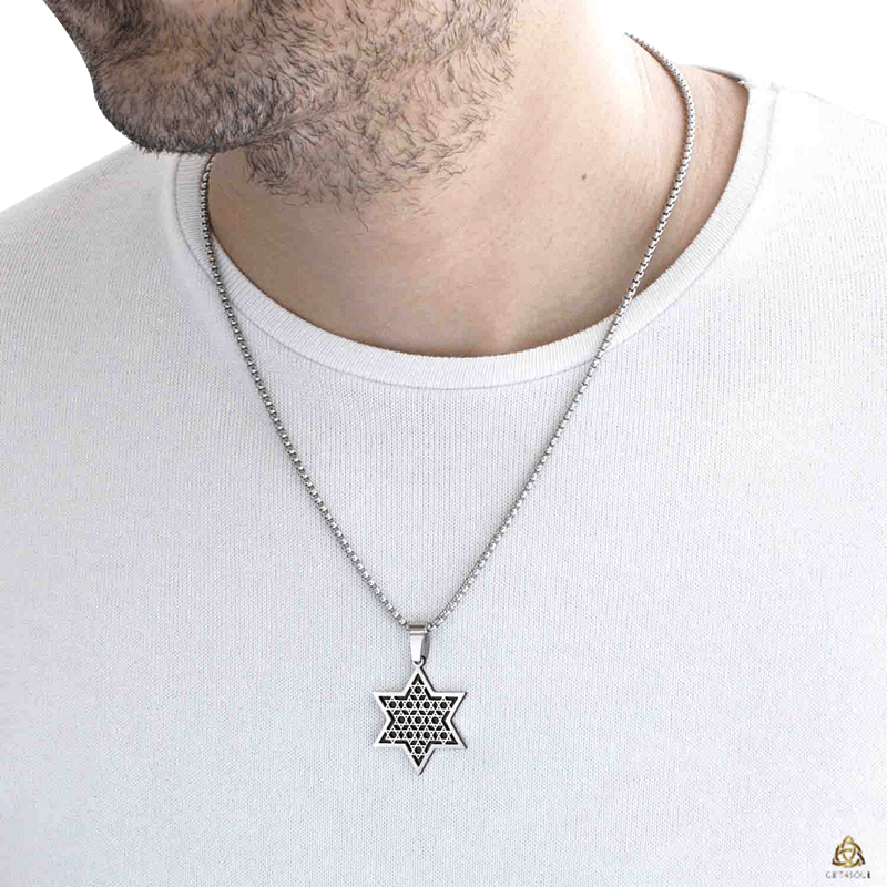 שרשרת מגן דוד שחור תמונה על הצוואר
