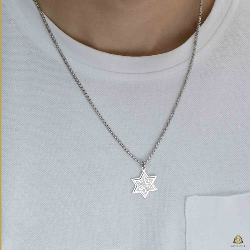 שרשרת מגן דוד כסף תמונה על הצוואר