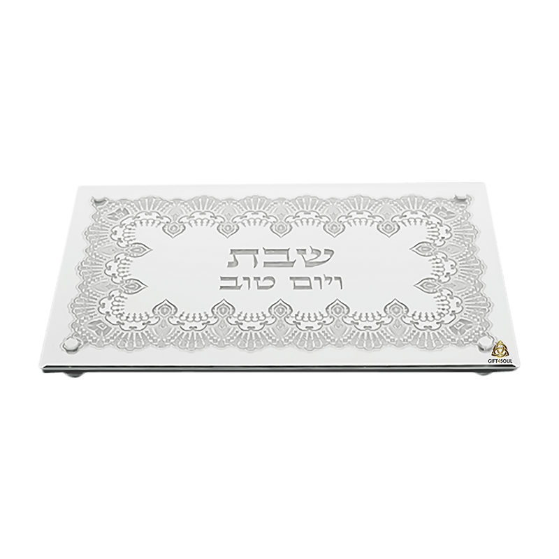 מגש חלה מעוצב מזכוכית מעוטר אבנים עם רגלי קריסטל וכיתוב שבת ויום טוב