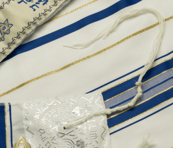 טלית אקרילן טליתניה תחליף איכותי עם גימור זהה לטלית צמר במחיר סביר עמידה לאורך שנים פסים כחולים בשילוב זהב