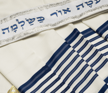 טלית צמר אקרילן דגם אור טליתניה אריגה מיוחדת יוצרת בד בוהק עם חספוס קל עדין למגע משלב עטרה יוקרתית פסים כחולים