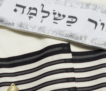 טלית צמר אקרילן דגם אור טליתניה אריגה מיוחדת יוצרת בד בוהק עם חספוס קל עדין למגע משלב עטרה יוקרתית פסי בורדו שחור