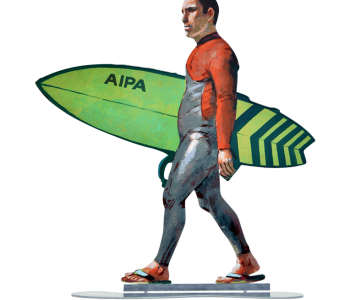 Surfer Walking פסל איש הגלישה של דוד גרשטיין סדרת פסלי אנשים הולכים