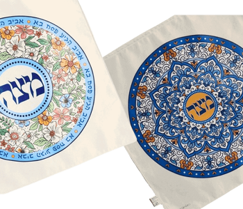 מפית מרובעת למצה לבנה הדפס מנדלה וכיתוב מצה במרכז דגמים לבחירה 