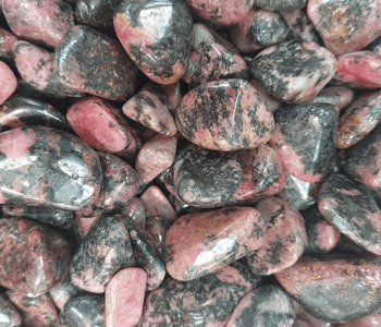 אבן קריסטל רודונייט (Rhodonite) אבן ההצלחה להרמוניה במערכת יחסים זוגית ולריפוי טראומות