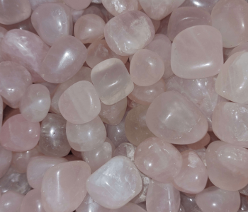 אבן קריסטל רוז קוורץ (Rose Quartz) אבן אהבה לזימון וחיזוק זוגיות ולמשיכת זוגיות וחיזוקה 