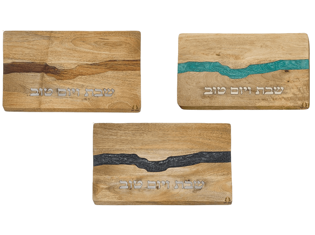 מגש חלה עץ מנגו טבעי שילוב אפוקסי צבעוני כיתוב שבת ויום טוב רוב הוד והדר