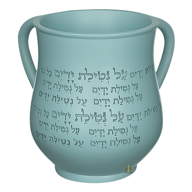נטלה מעוצבת ומהודרת צבע תכלת עם כיתוב על נטילת ידיים