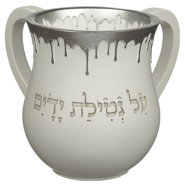 נטלה פולימר טיפות הכסף המהודרת בלבן נקי