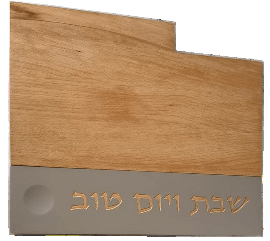 סט מגש חלה עץ כולל סכין בשילוב בטון אפור בהיר כיתוב שבת ויום טוב מוזהב 