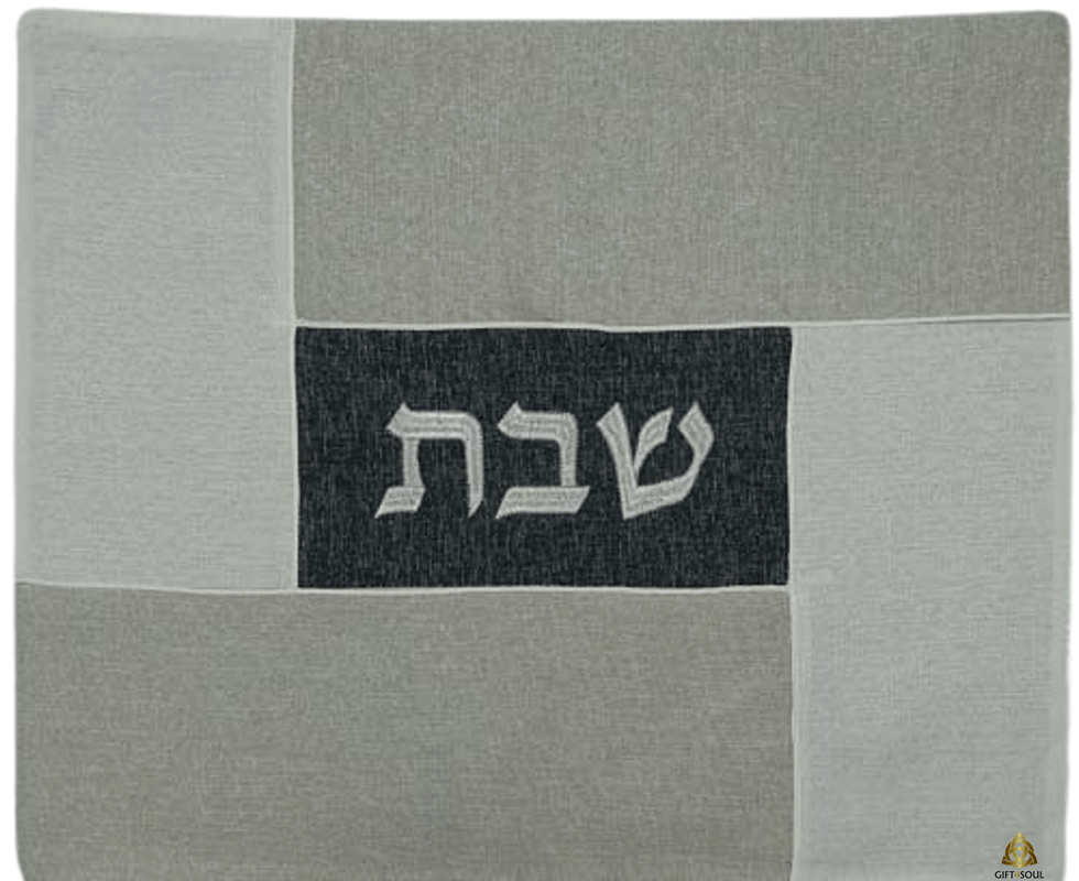 כיתוב שבת בכסף על רקע שחור