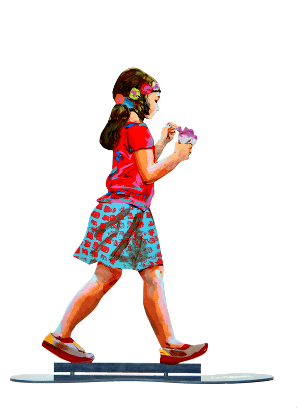 Ice Cream Girl  פסלים דד גרשטיין ילדה עם גלידה סדרת אנשים הולכים