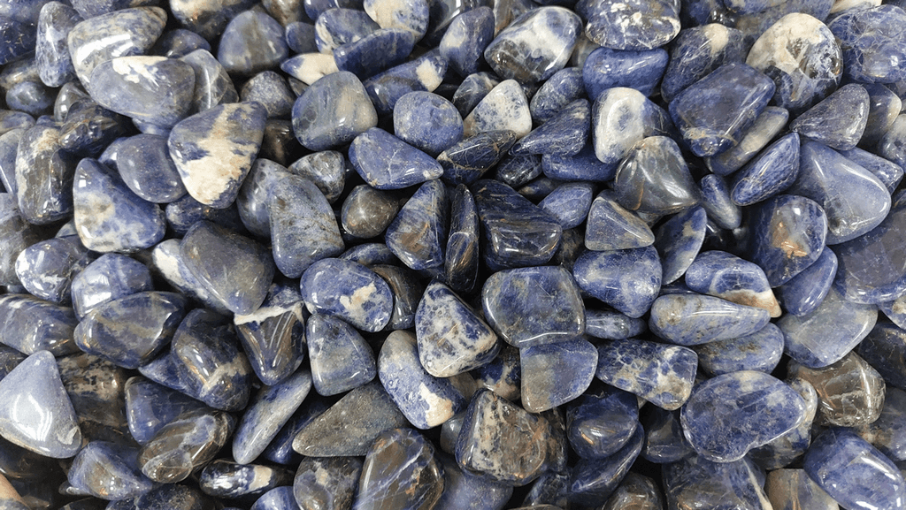 סודלייט אבן קריסטל סודלייט  (Sodalite) להבעה עצמית עבודה קבוצתית וחידוד העין השלישית והאינטואיציה